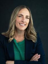 Carolyn Beth Hand headshot